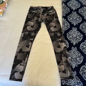 Reebok Abstract Pattern Greyscale Full-Length Athletic Leggings